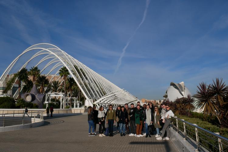 photo de groupe devant de la Cité des Arts et des Sciences